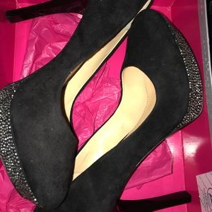 Closed toe pumps with bling